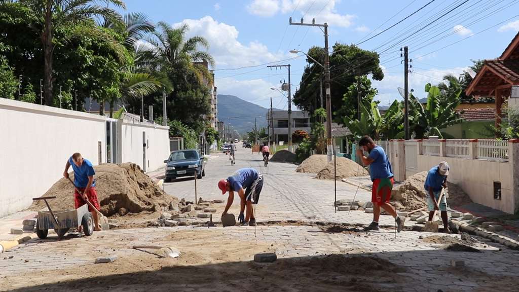 Bairro Morretes recebe manutenções das lajotas