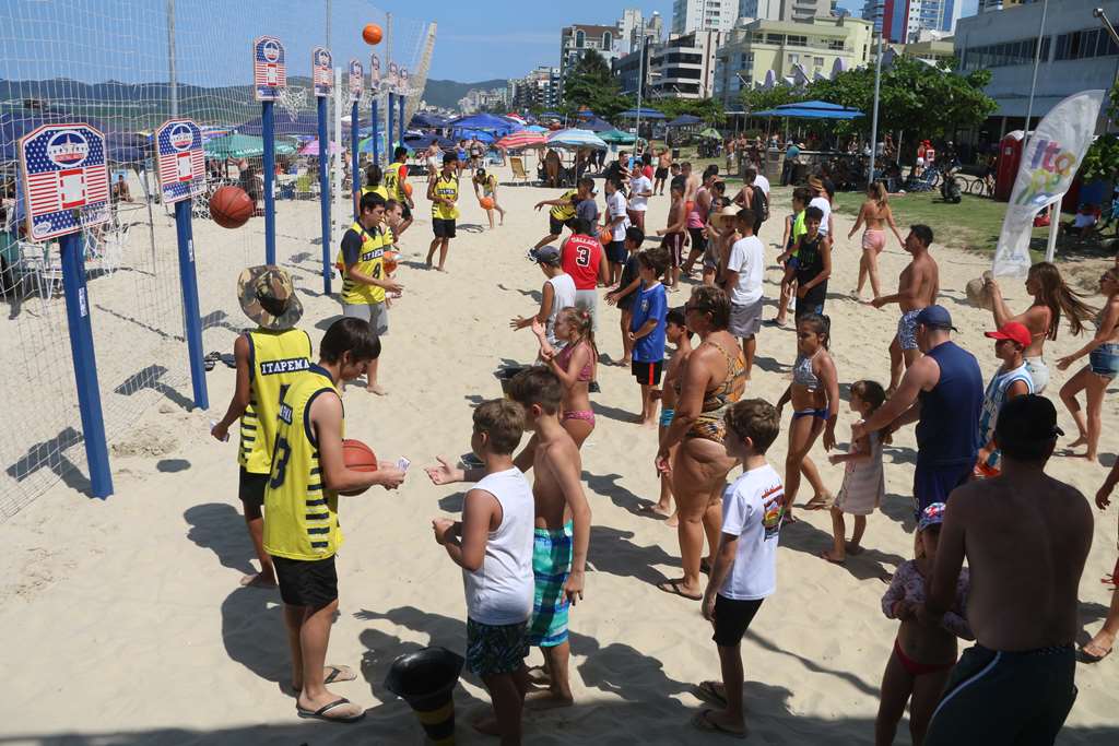 Bola na Cesta reúne muitos participantes na Orla da Meia Praia