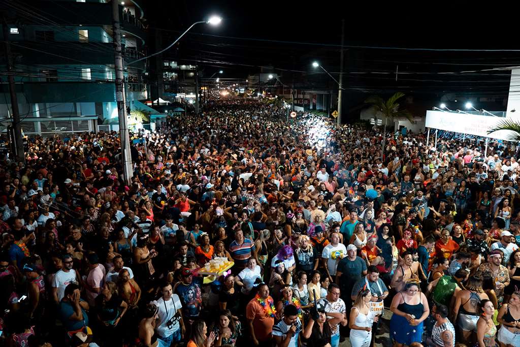 BOMBINHAS - Público lota principais avenidas no Carnaval de Bombinhas - Foto: Maycon Rodrigues