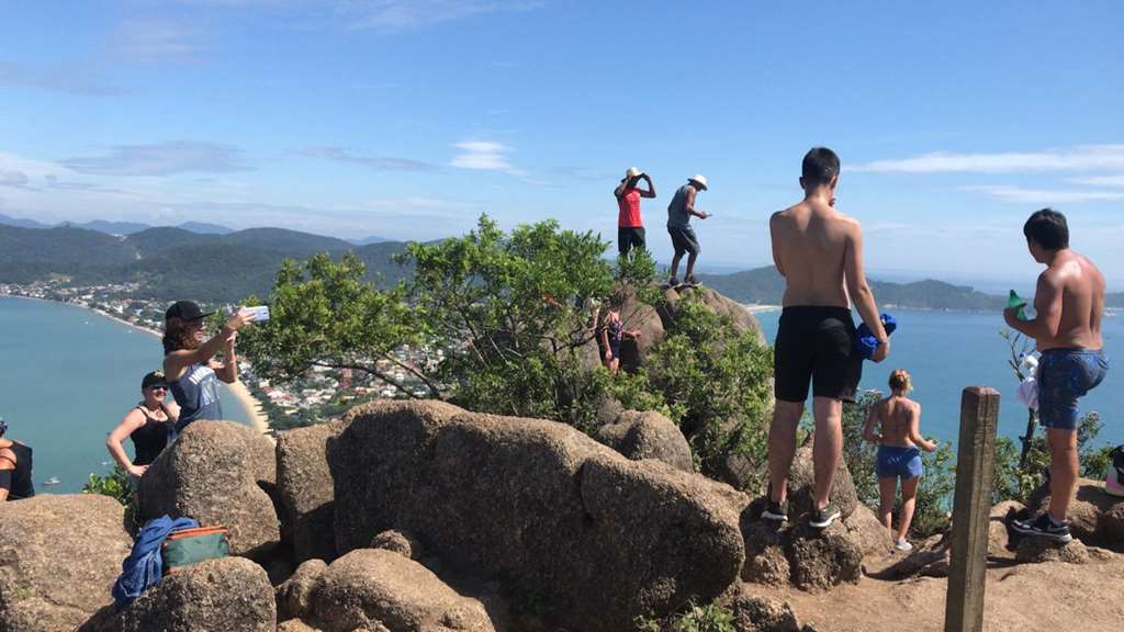 BOMBINHAS - Voluntários iniciam atividades no Morro do Macaco