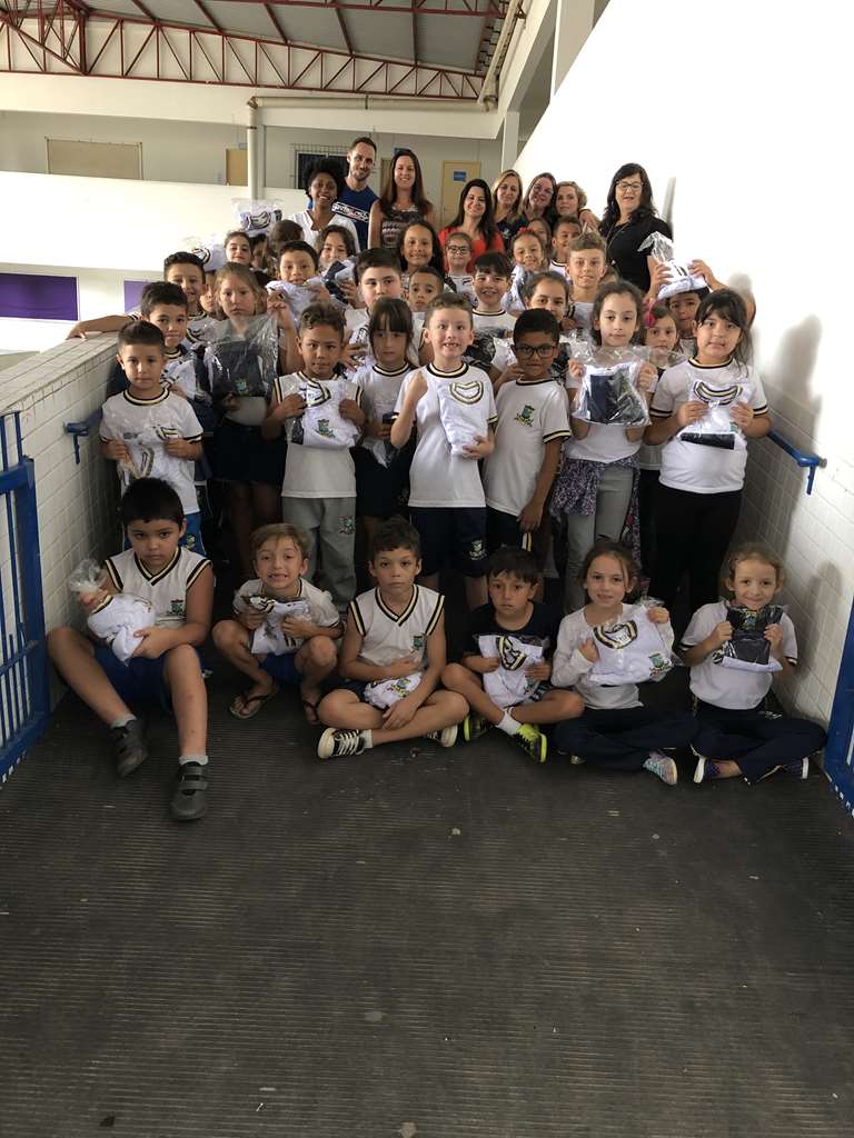 Educação inicia a distribuição de uniformes escolares