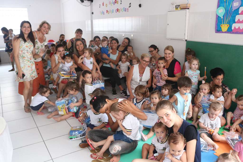 Educação inicia entrega dos kits escolares na Rede Municipal de Ensino