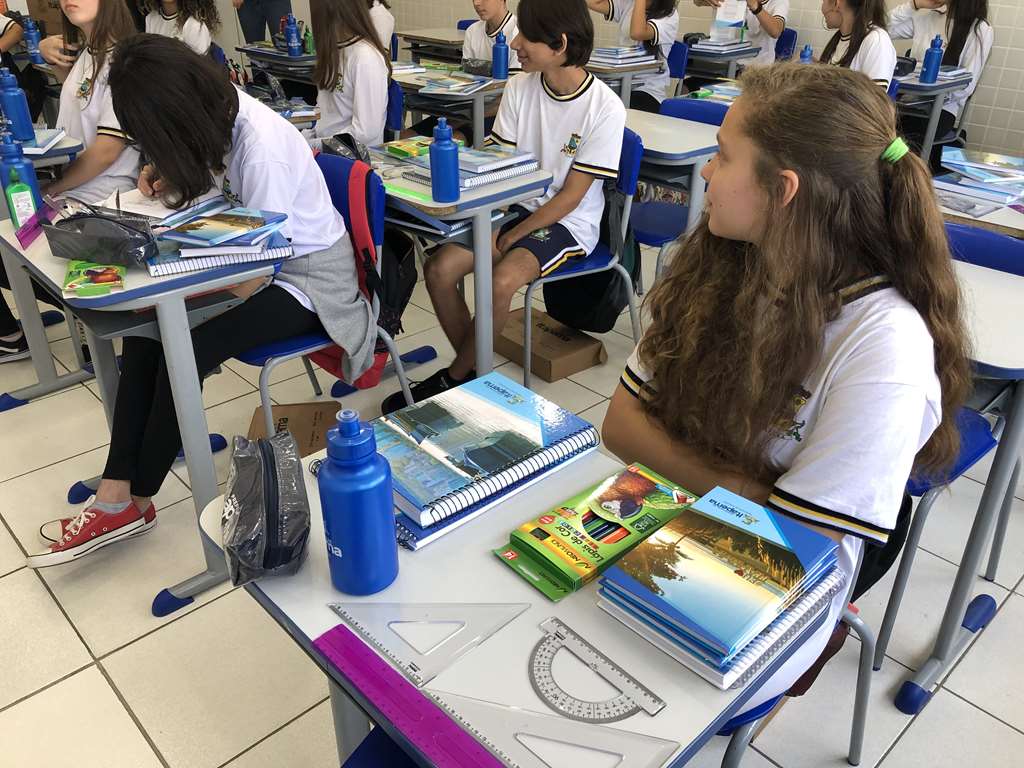 Educação segue com a entrega dos kits escolares aos alunos da Rede Municipal de Ensino