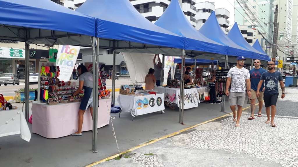 Feira de Artesanato da Meia Praia segue com atendimento diário