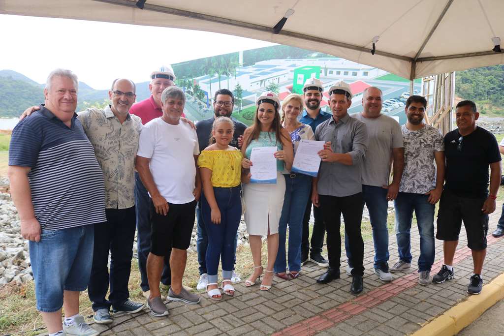 Prefeita Nilza Simas assina ordem de serviço para as obras da segunda e terceira etapa do Complexo Hospitalar