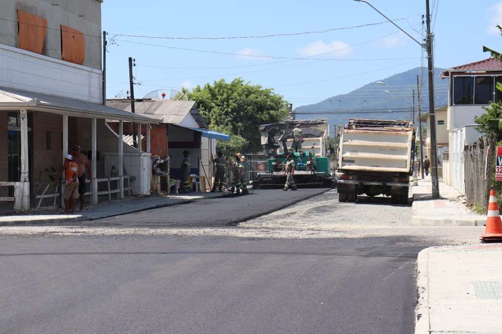 Rua 436C ganha pavimentação asfáltica no Bairro Morretes