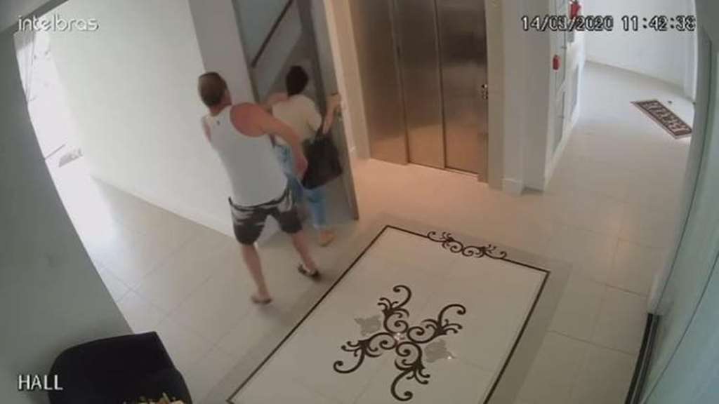 Mulher tenta fugir pela escada enquanto é agredida.(Foto: Reprodução, Câmeras de Monitoramento)