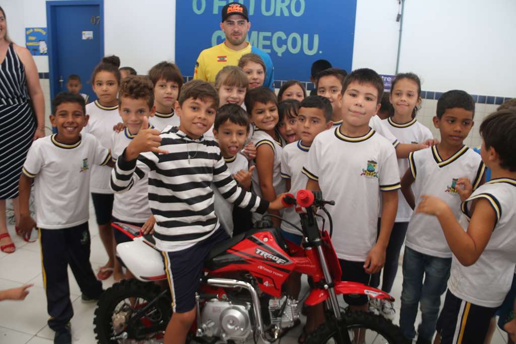 Estudante da Escola Maria Linhares de Souza ganha mini moto sorteada no Enduro FIM