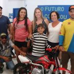 Estudante da Escola Maria Linhares de Souza ganha mini moto sorteada no Enduro FIM