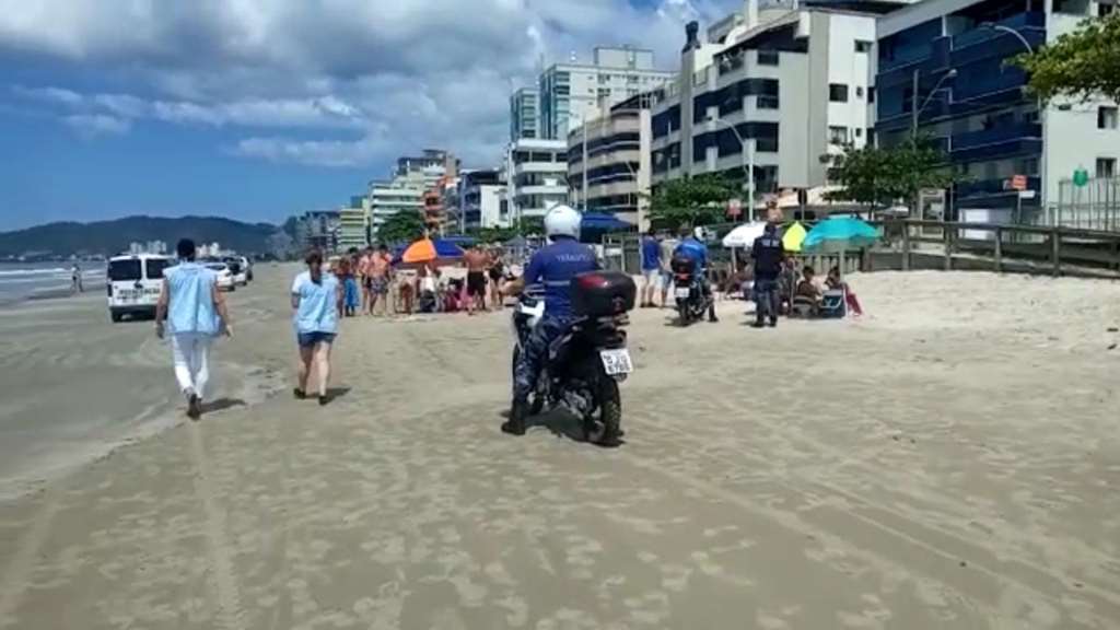 Força-tarefa orienta pessoas a saírem das praias em Itapema
