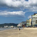 Força-tarefa orienta pessoas a saírem das praias em Itapema