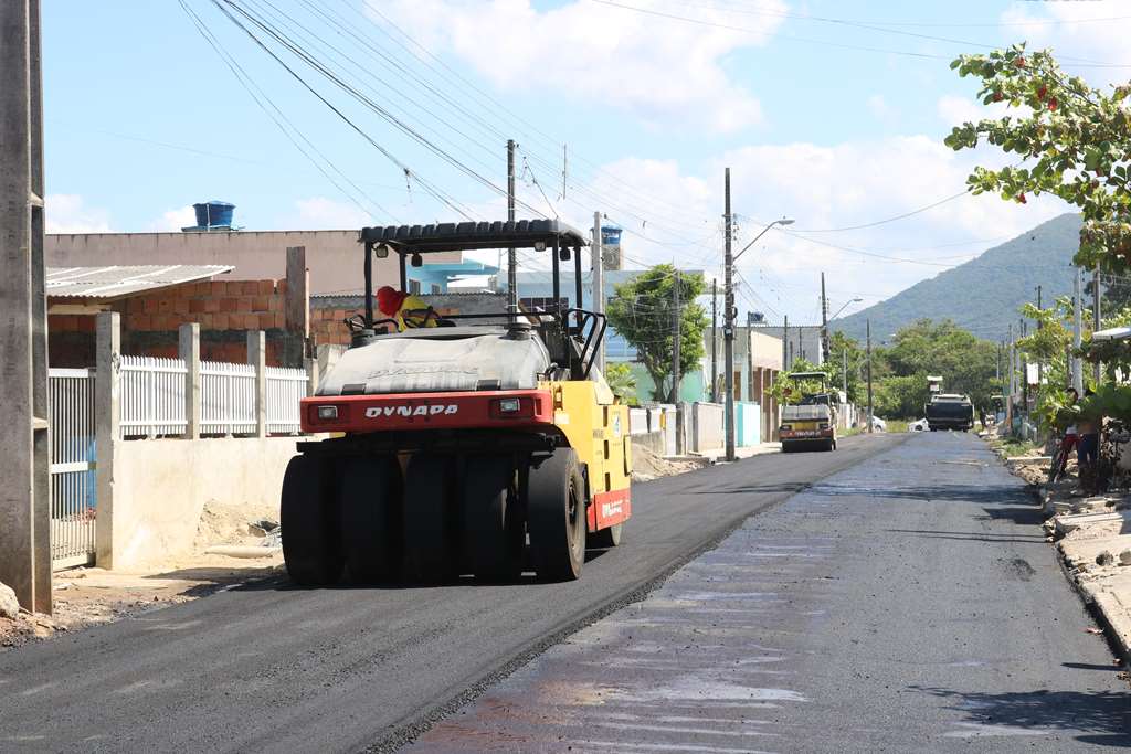 Novas ruas são contempladas com pavimentação asfáltica no Jardim Praiamar