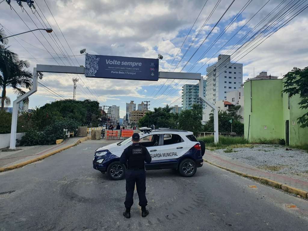 PORTO BELO - Porto Belo fecha o acesso à cidade pela Ponte sobre o Rio Perequê