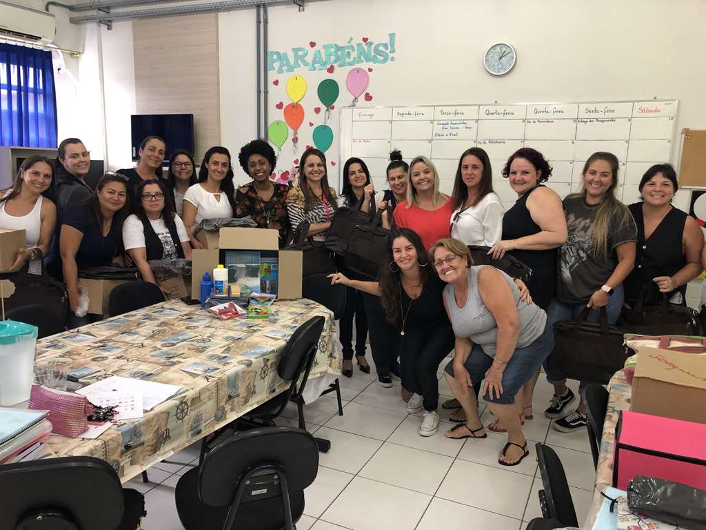 Professores da Rede Municipal de Ensino ganham material escolar