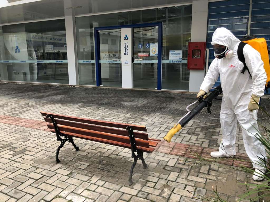Saúde inicia sanitização e limpeza das ruas contra o coronavírus
