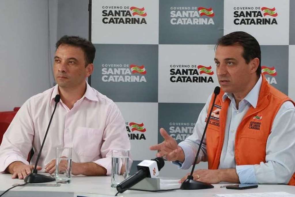 Secretário da Saúde, Helton Zeferino, ao lado do governador Carlos Moisés(Foto: Governo de SC)