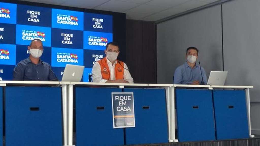 Governador Carlos Moisés ao lados dos secretários Helton Zeferino e Jorge Eduardo Tasca(Foto: Kadu Reis/CBN Diário)