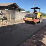 Obras de pavimentação asfáltica são retomadas no Bairro Jardim Praiamar