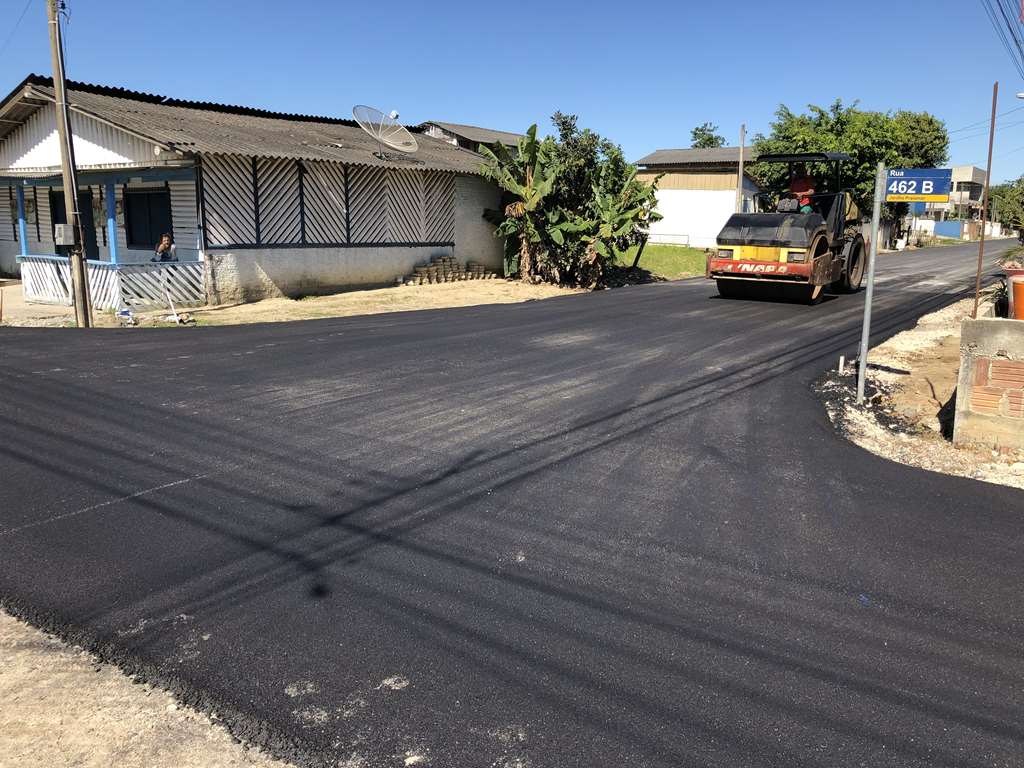 Seguem as obras de pavimentação asfáltica no Bairro Jardim Praiamar