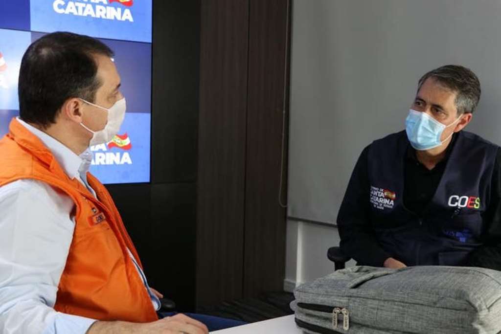 Carlos Moisés e o novo secretário de Estado de Saúde, André Motta Ribeiro(Foto: Governo de Santa Catarina)