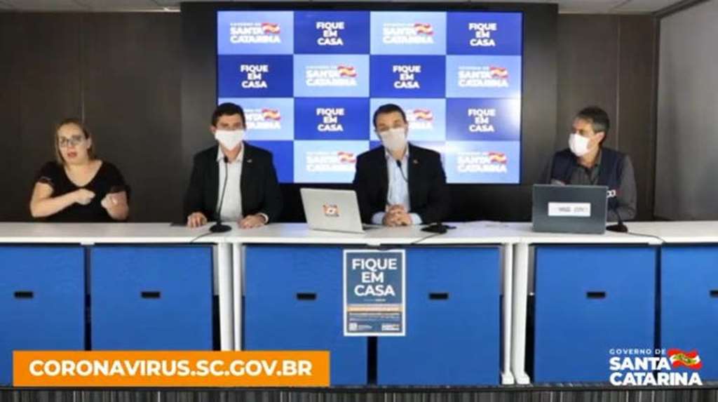 Carlos Moisés ao lados dos secretários de Estado de Saúde e Agricultura(Foto: Reprodução)