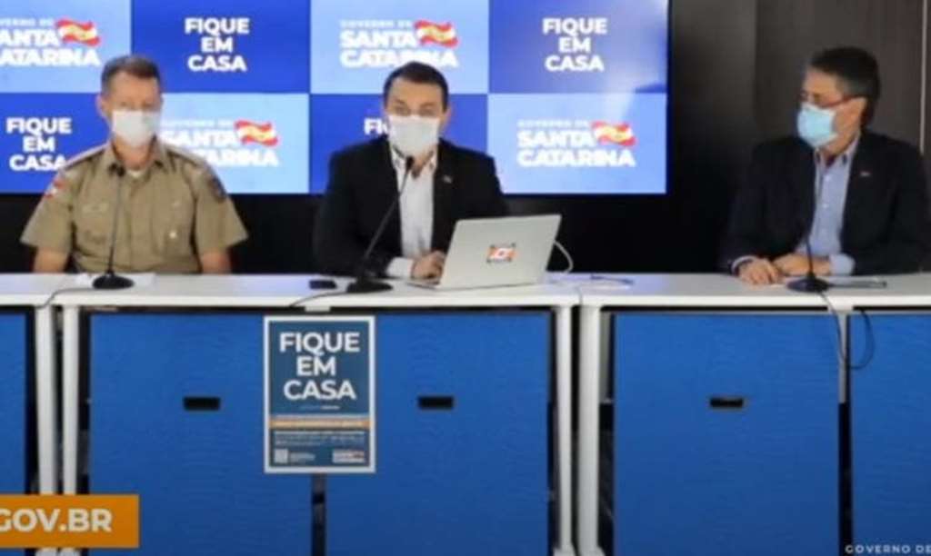 Coronel Dionei Tonet, governador Carlos Moisés e secretário da Saúde, André Motta Ribeiro(Foto: Reprodução)