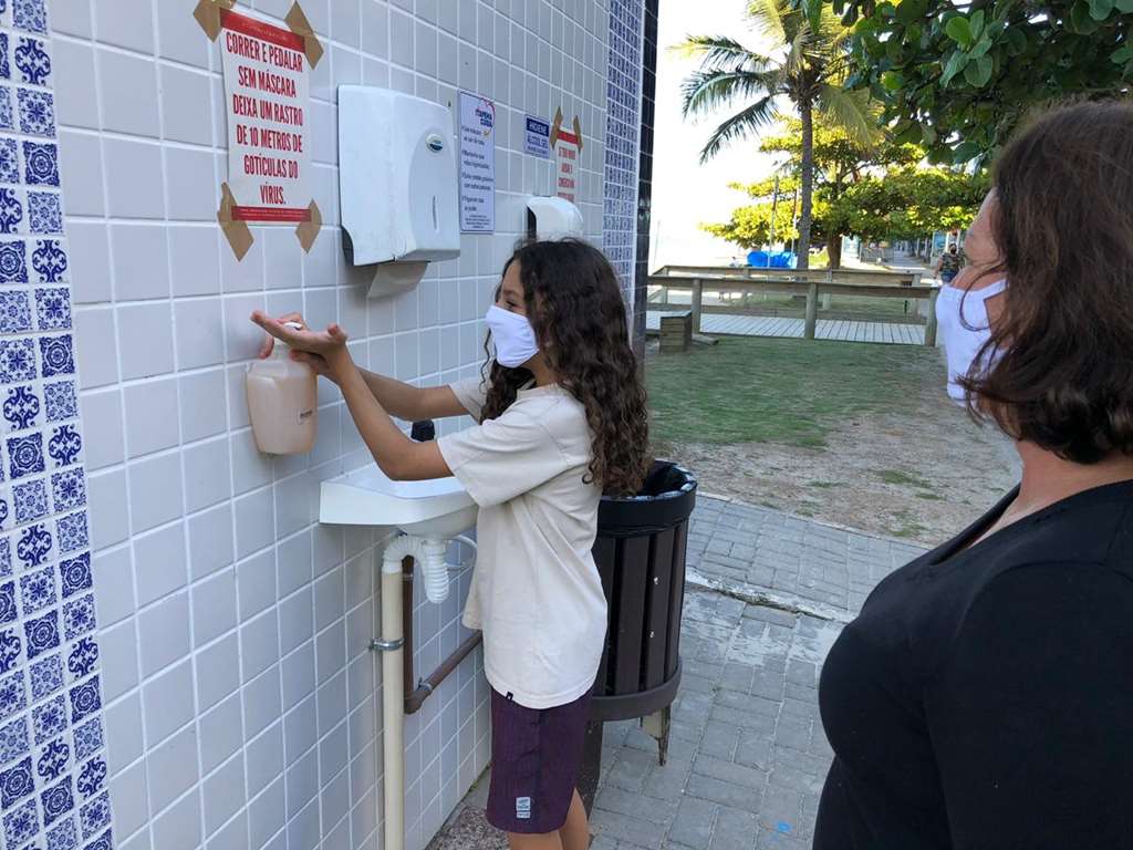 Equipamentos para higienização das mãos são instalados na orla da Meia Praia