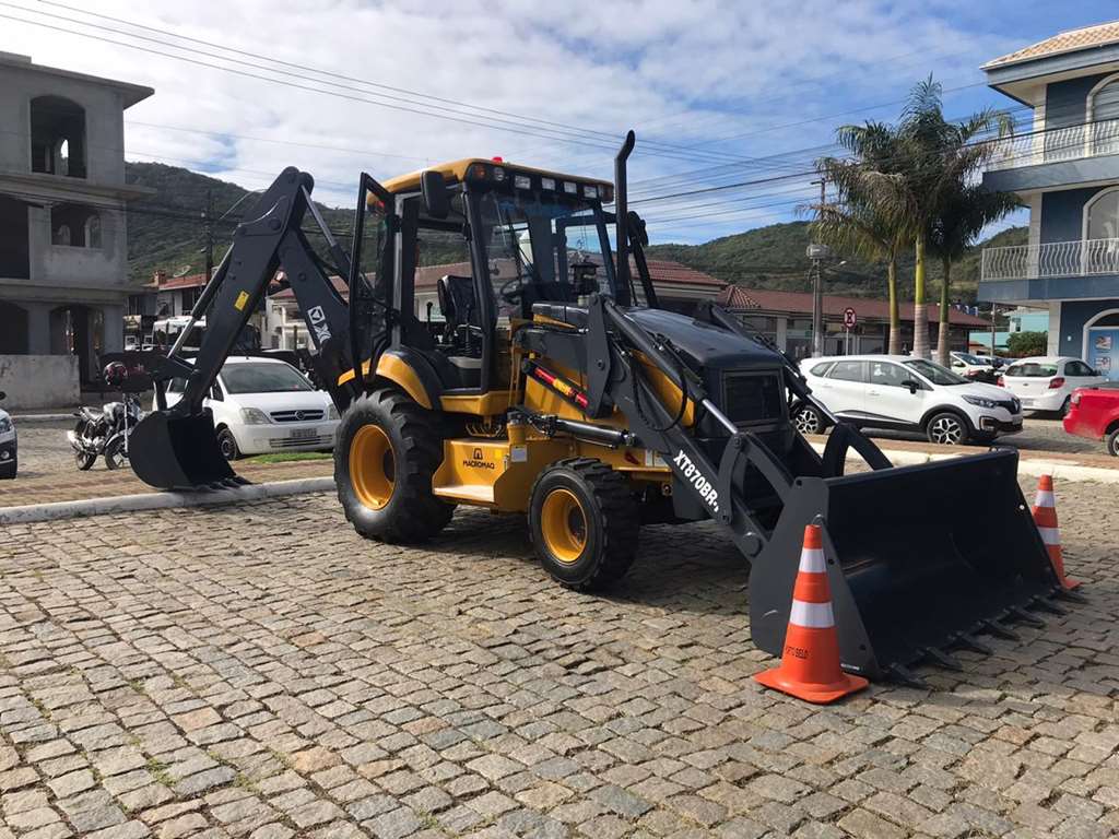 PORTO BELO - Porto Belo adquire retroescavadeira para a Secretaria de Agricultura