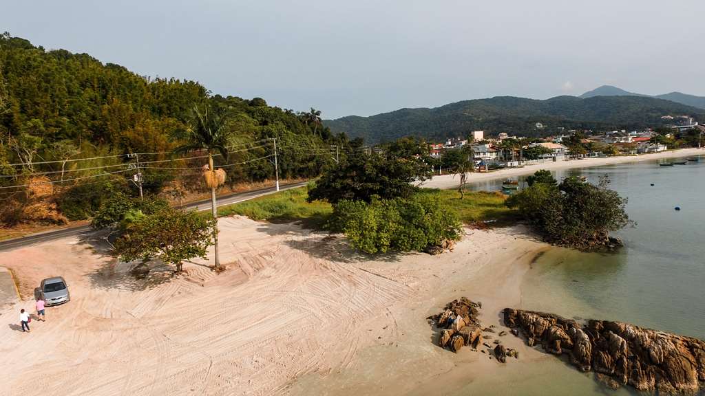 PORTO BELO - Porto Belo cumpre mandado e retira estrutura de restaurante da Praia do Baixio