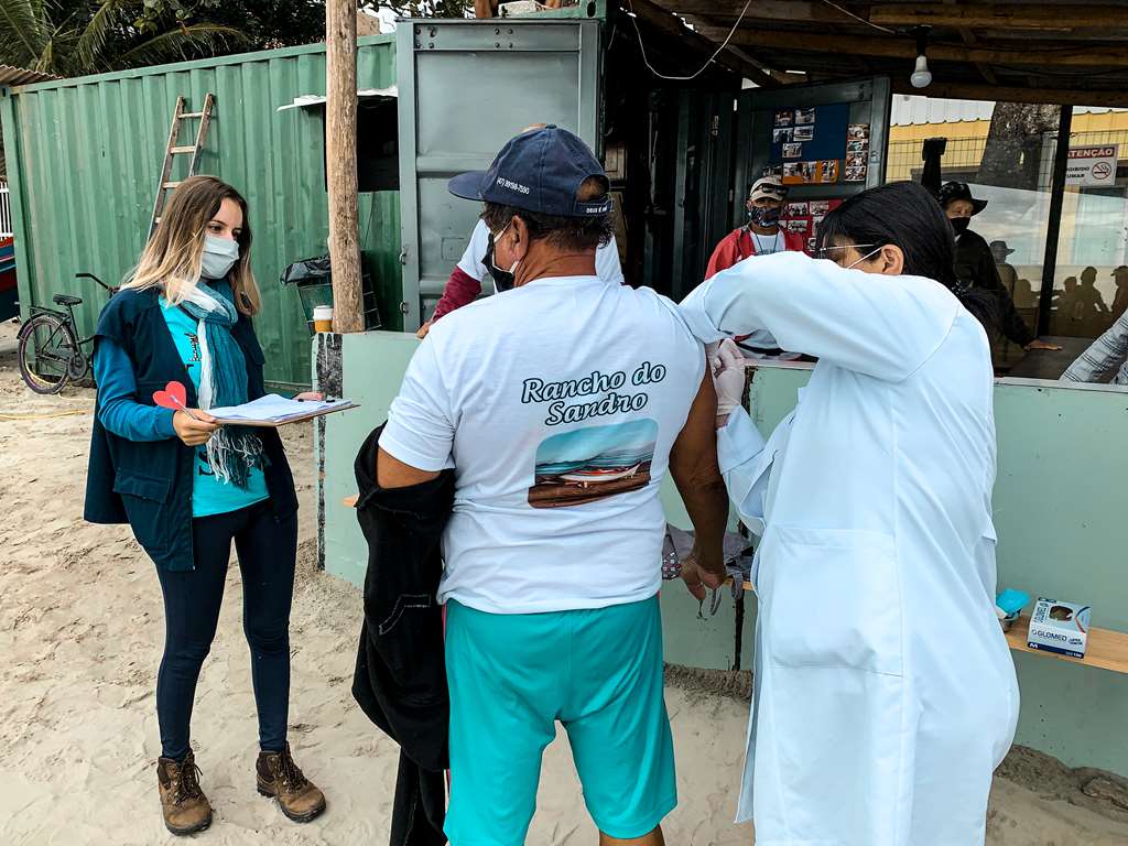 PORTO BELO - Porto Belo vacina pescadores artesanais contra a gripe