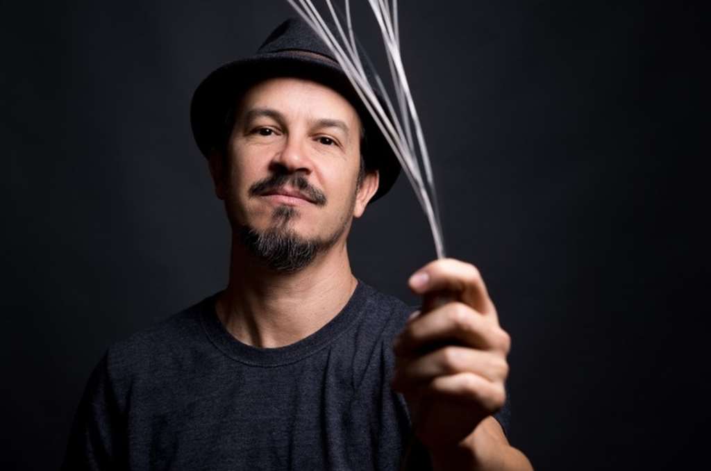 O multi instrumentista pernambucano Siba faz live nesta segunda-feira (25) — Foto: Divulgação