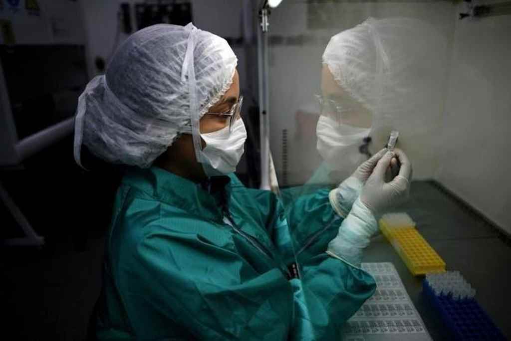 Análise em laboratório de testes de coronavírus(Foto: Carl de Souza, AFP)