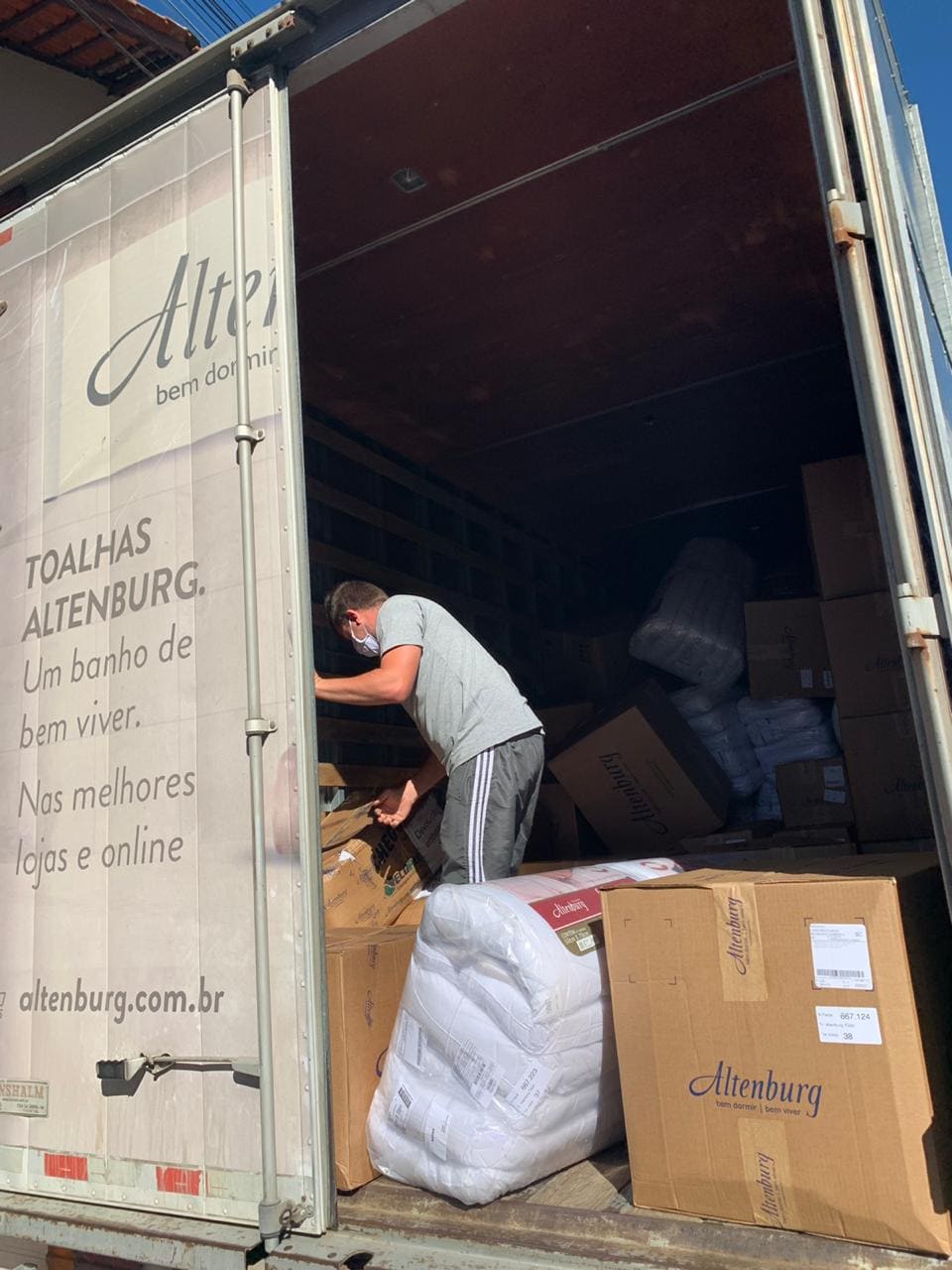 PORTO BELO - Prefeitura de Porto Belo recebe doações da Altenburg