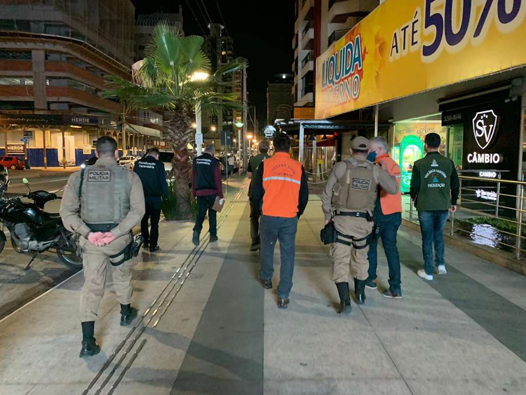 Força-tarefa fiscaliza bares, restaurantes e similares em Itapema