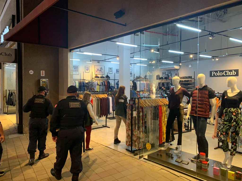 PORTO BELO - Porto Belo vistoria lojas e bares com funcionamento noturno