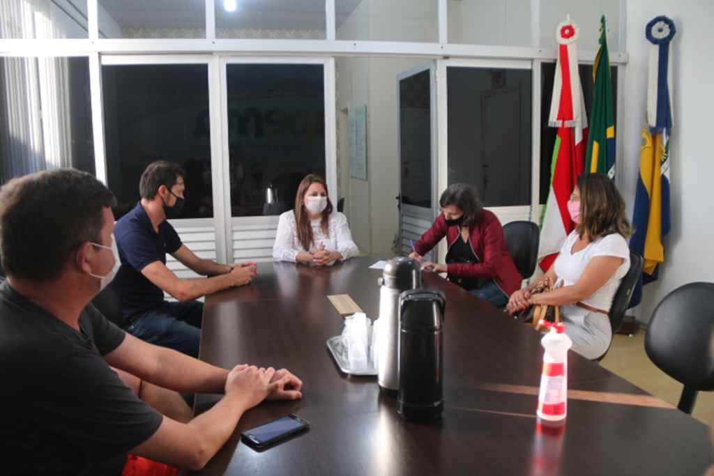 Prefeita Nilza Simas se reúne com representantes do núcleo de bares e restaurantes