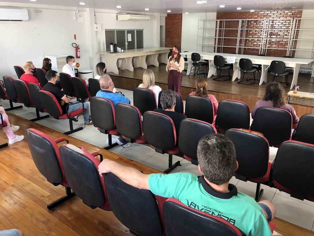 Prefeita Nilza Simas se reúne com representantes dos supermercados