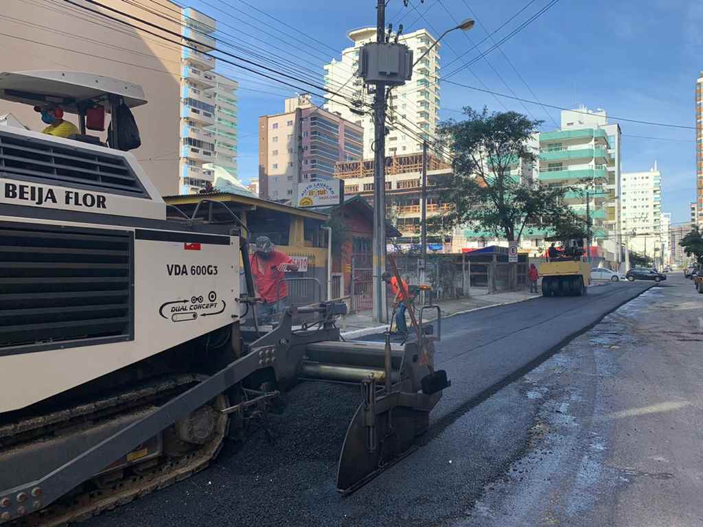 Bairro Meia Praia recebe obras de pavimentação asfáltica