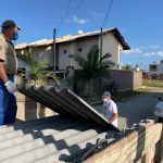 Defesa Civil entrega telhas a moradores afetados pelo ciclone