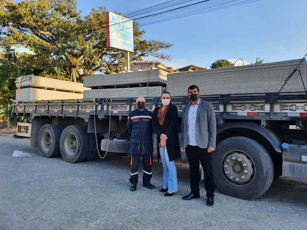 PORTO BELO - Porto Belo recebe telhas a serem entregues para famílias carentes