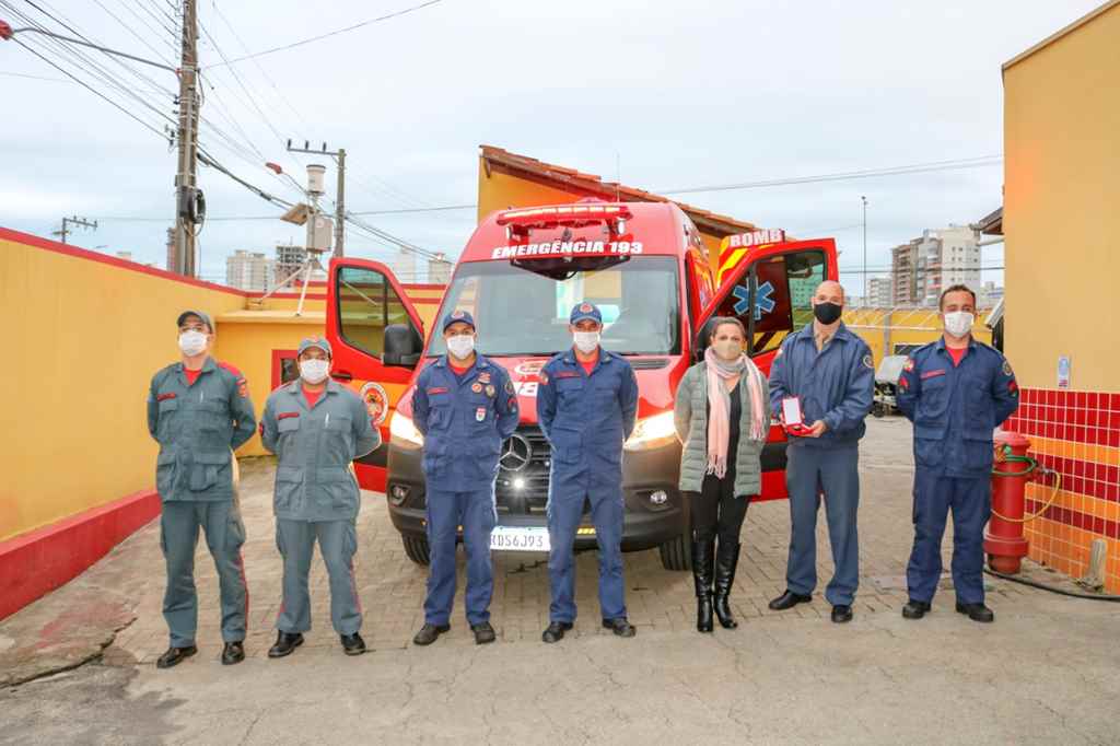 Prefeita Nilza Simas entrega ambulância ao Corpo de Bombeiros