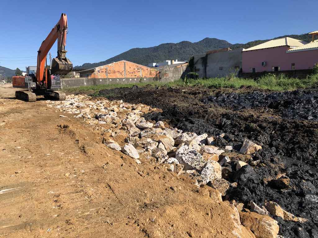 Seguem as obras na Rua 406B no Bairro Morretes
