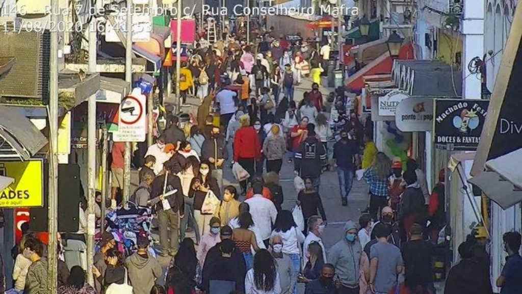 Monitoramento no Centro de Florianópolis flagra grande aglomeração em tempos de pandemia do coronavírus(Foto: Reprodução)