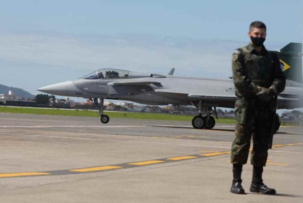 Caça foi fabricado na Suécia e estava no aeroporto de Navegantes(Foto: Diorgenes Pandini / NSC)