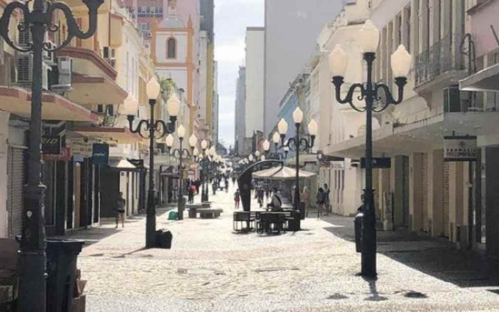 Imagem do Centro de Florianópolis em dia de maior distanciamento social (Foto: Diorgenes Pandini / NSC)