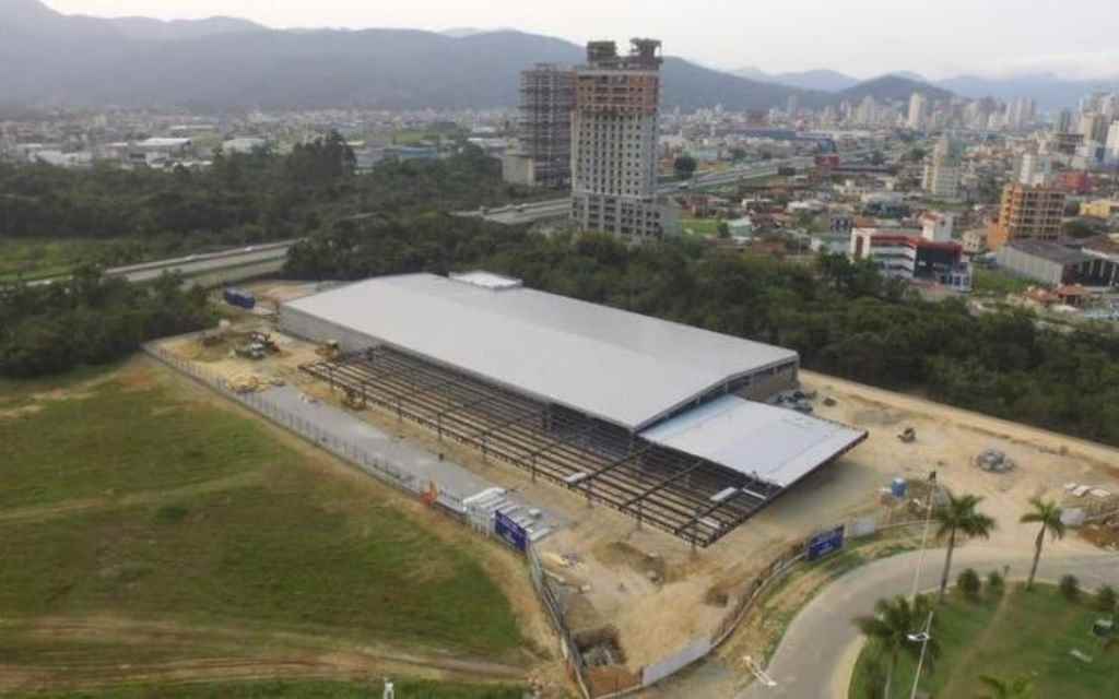 Obra do novo supermercado Angeloni na entrada da Meia Praia está avançada (Foto: Angeloni, Divulgação)