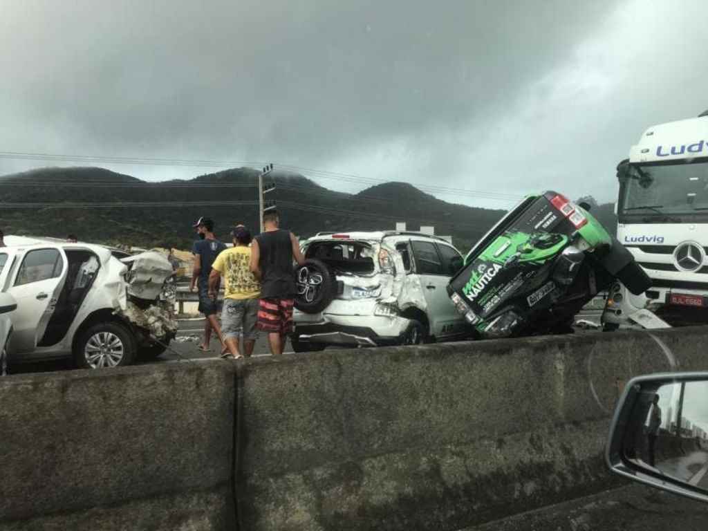 Acidente no KM 137 da BR-101(Foto: Marcelo Martinez )