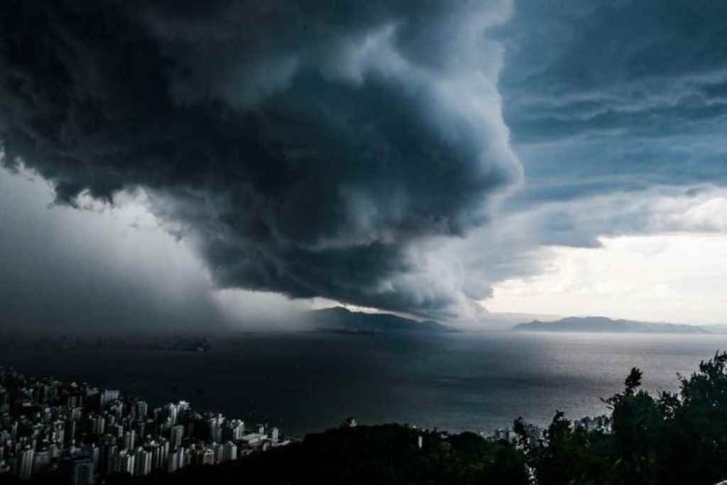 Vento intenso, granizo, fortes chuvas e descargas elétricas podem atingir áreas isoladas de SC entre quarta e quinta-feira(Foto: Tiago Ghizoni, Diário Catarinense, Arquivo)