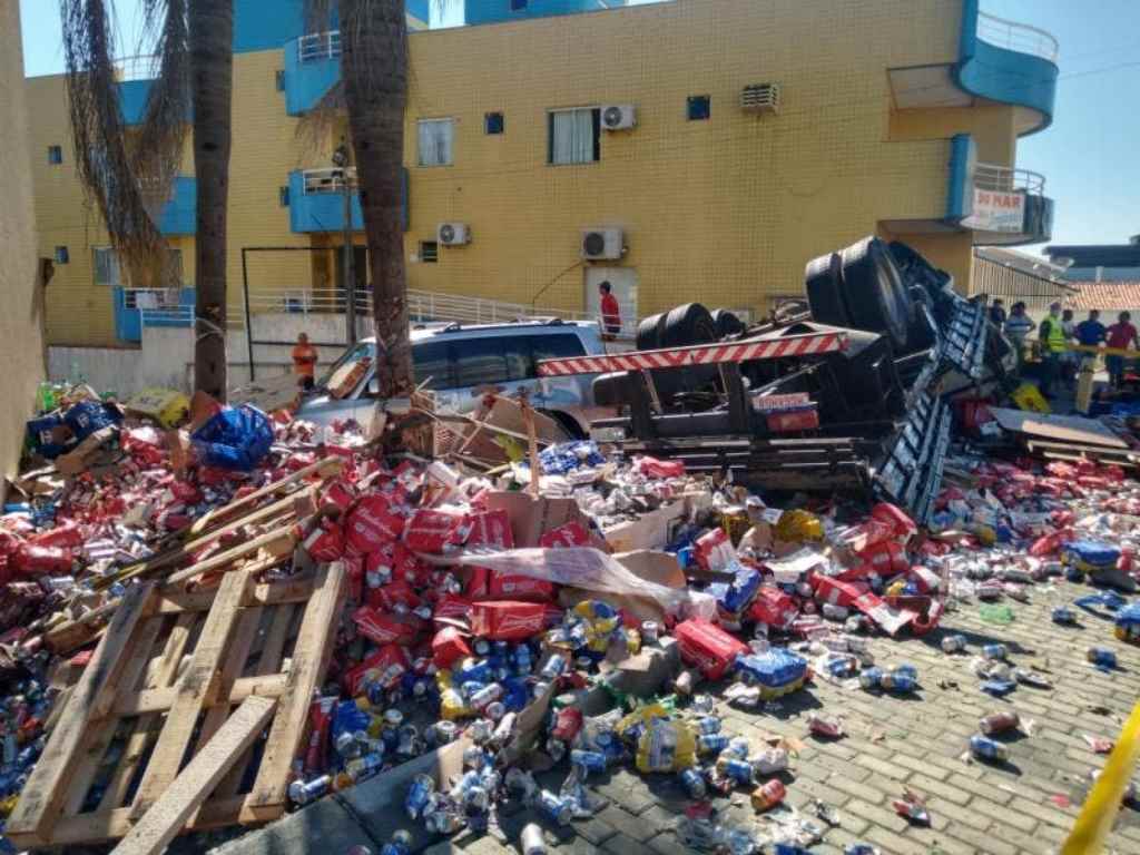 Caminhão tombou na Avenida Leopoldo Zarling(Foto: Corpo de Bombeiros Militar, Divulgação)