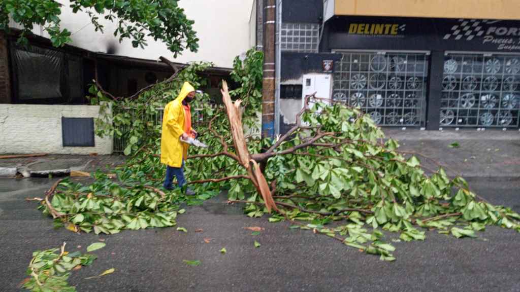 Defesa Civil atuam no atendimento às ocorrências causadas pelas fortes chuvas e ventos